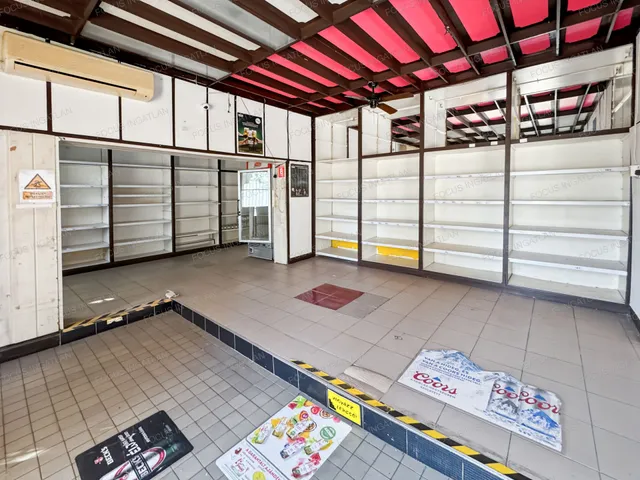 Eladó kereskedelmi és ipari ingatlan Kecskemét, Széchenyiváros 65 nm