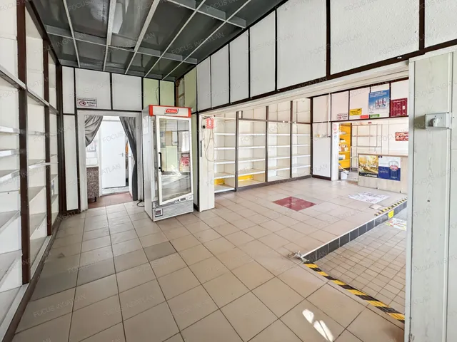 Eladó kereskedelmi és ipari ingatlan Kecskemét, Széchenyiváros 65 nm