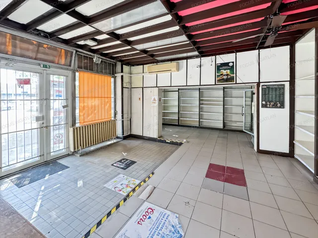 Eladó kereskedelmi és ipari ingatlan Kecskemét, Széchenyiváros 65 nm