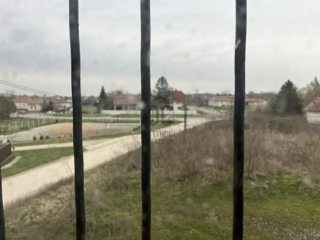 Eladó kereskedelmi és ipari ingatlan Tiszaszőlős 1180 nm