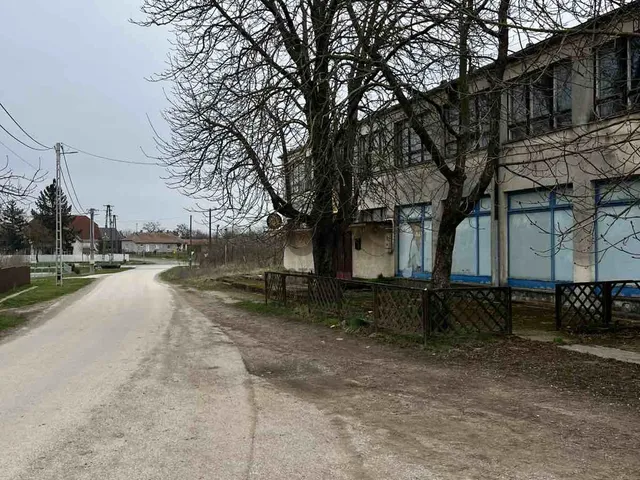 Eladó kereskedelmi és ipari ingatlan Tiszaszőlős 1180 nm