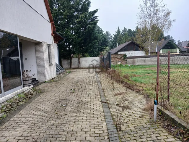 Eladó kereskedelmi és ipari ingatlan Gödöllő, Kertváros 900 nm
