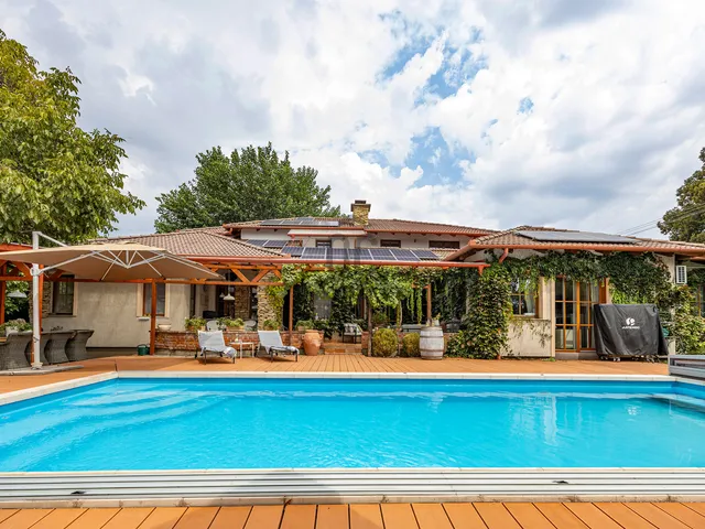 Eladó ház Dunakeszi, Alag 324 nm