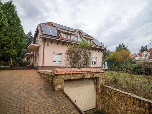 Eladó ház Budapest II. kerület, Máriaremete 300 nm