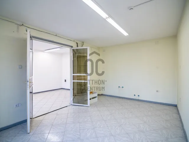 Eladó kereskedelmi és ipari ingatlan Budapest XVIII. kerület, Szemeretelep 303 nm