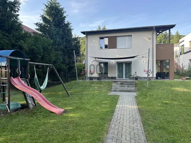 Kiadó ház Remeteszőlős 260 nm