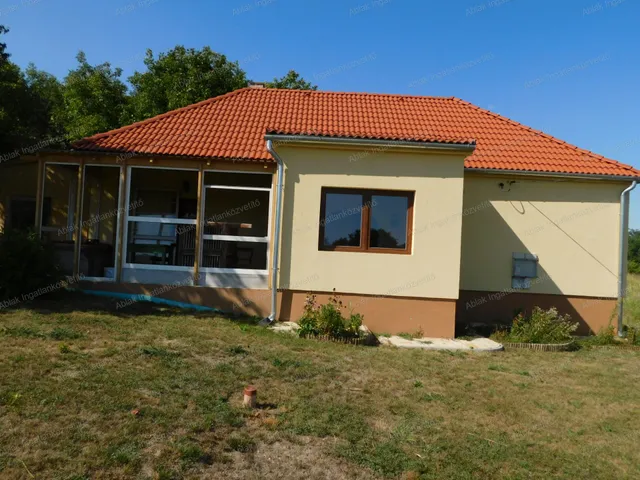 Eladó ház Bedegkér 78 nm