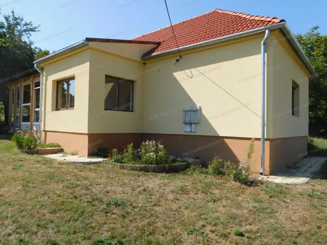 Eladó ház Bedegkér 78 nm