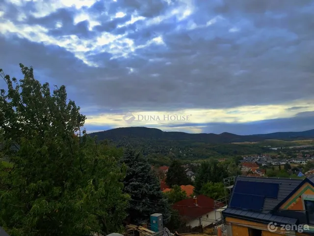 Eladó telek Üröm 561 nm