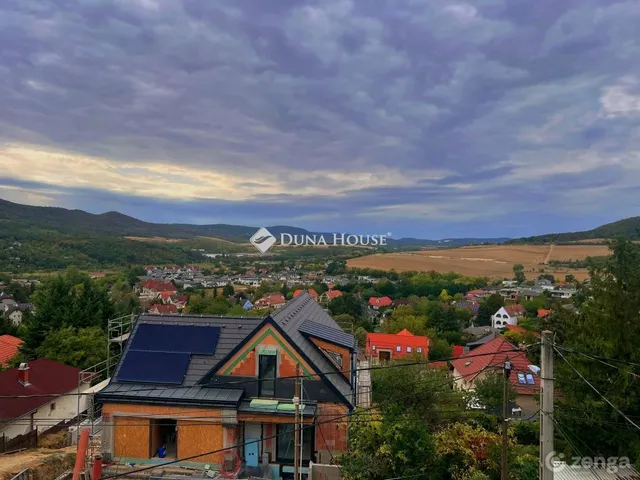 Eladó telek Üröm 561 nm