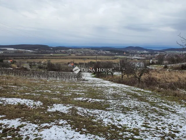 Eladó telek Pécsely 20101 nm