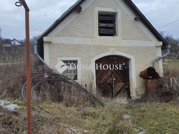 Eladó telek Pécsely, Külterület 4561 nm