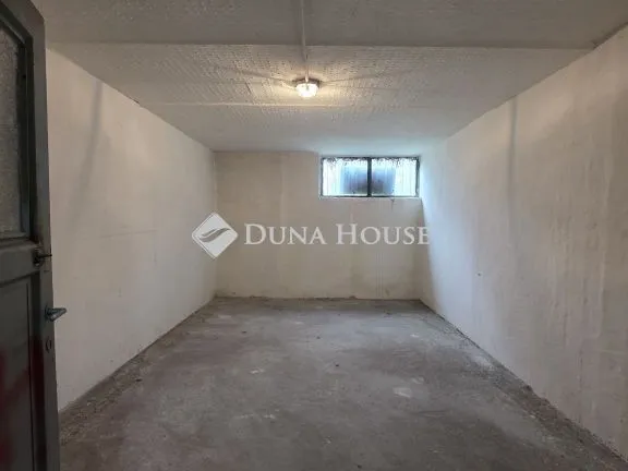 Eladó kereskedelmi és ipari ingatlan Budapest XIV. kerület, Angol utca 73 nm