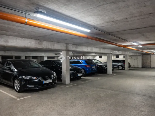 Eladó garázs Budapest VIII. kerület, Auróra utca 18 nm