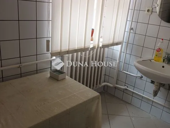 Kiadó kereskedelmi és ipari ingatlan Szekszárd, Széchenyi utca 152 nm