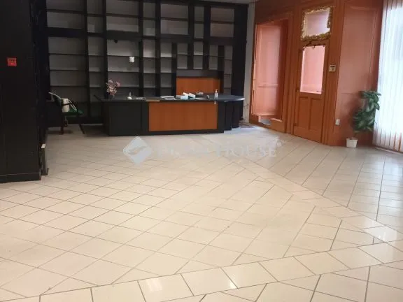 Kiadó kereskedelmi és ipari ingatlan Szekszárd, Széchenyi utca 152 nm