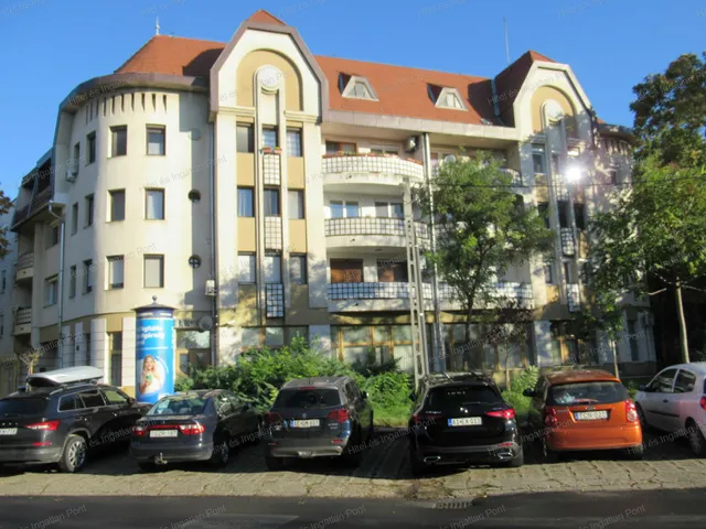 Eladó kereskedelmi és ipari ingatlan Kecskemét 277 nm