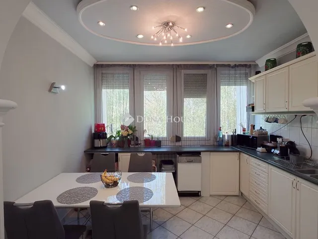 Eladó lakás Lajosmizse, Szabadság tér 75 nm