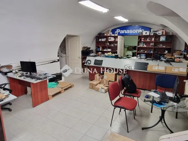 Eladó kereskedelmi és ipari ingatlan Kecskemét 95 nm