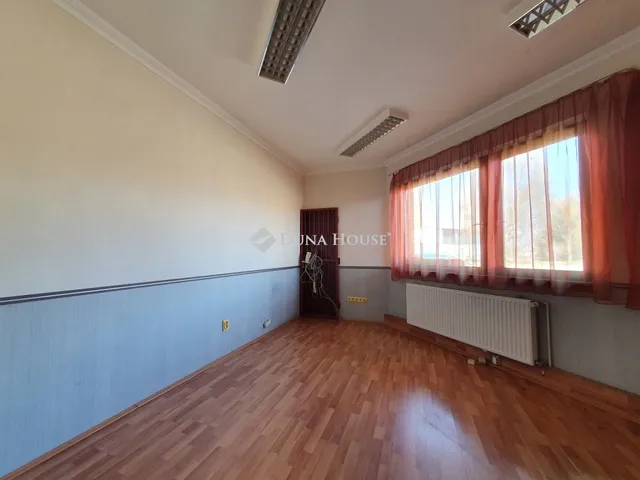 Kiadó kereskedelmi és ipari ingatlan Kecskemét 78 nm