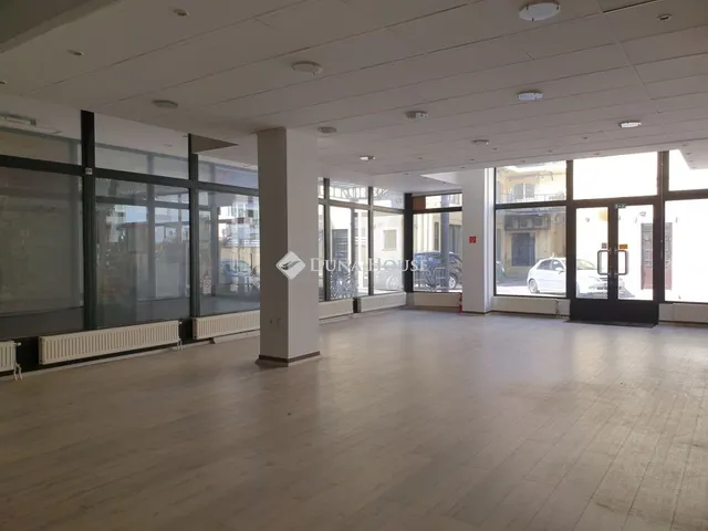 Kiadó kereskedelmi és ipari ingatlan Kecskemét 107 nm