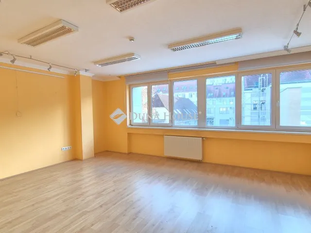 Eladó kereskedelmi és ipari ingatlan Kecskemét 113 nm