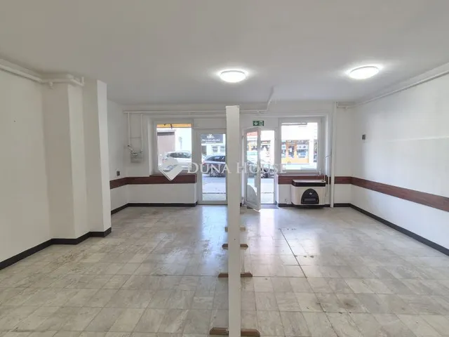 Eladó kereskedelmi és ipari ingatlan Kecskemét 46 nm