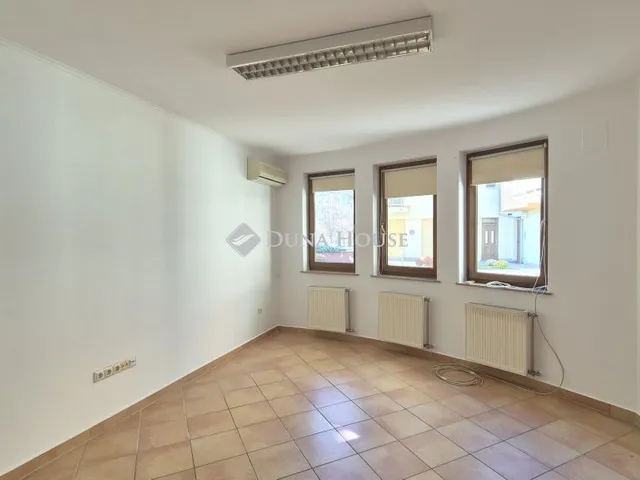 Eladó kereskedelmi és ipari ingatlan Szolnok 34 nm