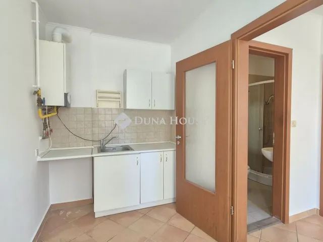 Eladó kereskedelmi és ipari ingatlan Szolnok 34 nm