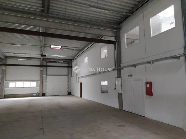 Eladó kereskedelmi és ipari ingatlan Kisar, Petőfi Sándor utca 2000 nm