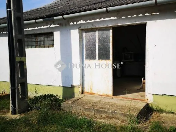 Eladó kereskedelmi és ipari ingatlan Ajak 270 nm