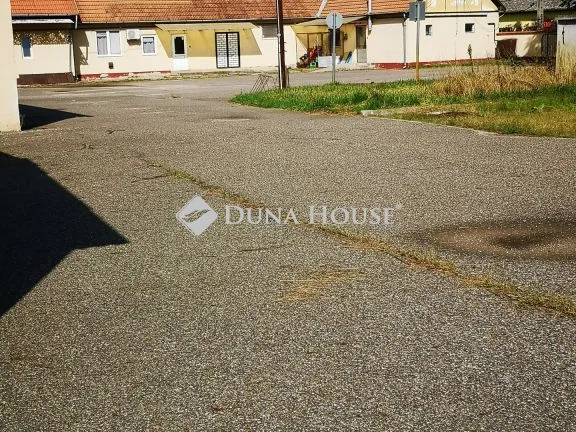 Eladó kereskedelmi és ipari ingatlan Gávavencsellő 1600 nm