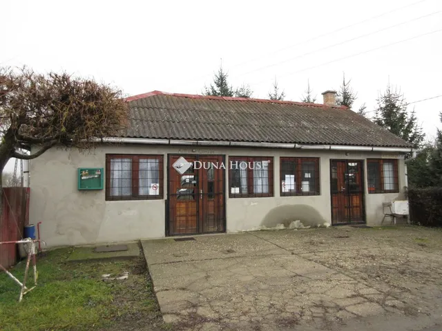 Eladó ház Paszab 140 nm