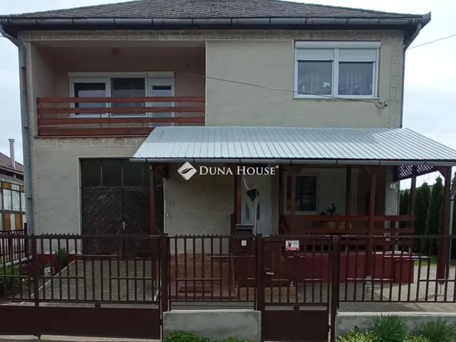 Eladó ház Zsurk, Kossuth tér 156 nm