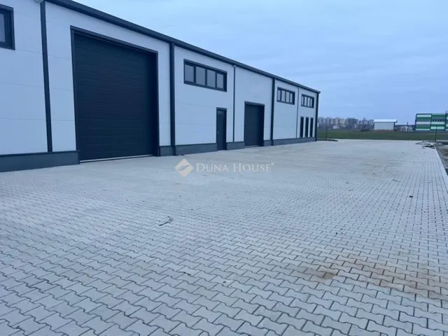 Eladó kereskedelmi és ipari ingatlan Szolnok, Thököly út 914 nm