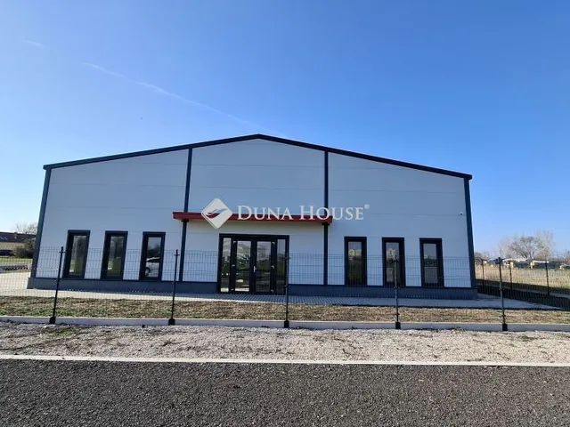 Eladó kereskedelmi és ipari ingatlan Szolnok, Thököly út 914 nm