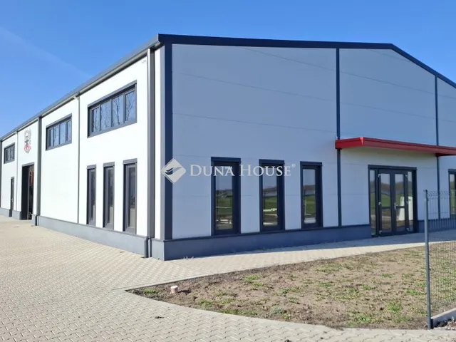 Eladó kereskedelmi és ipari ingatlan Szolnok, Thököly út 914 nm