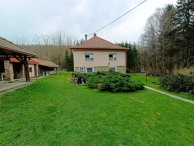 Eladó kereskedelmi és ipari ingatlan Bakonynána 230 nm