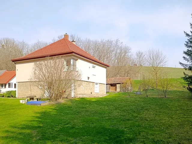 Eladó kereskedelmi és ipari ingatlan Bakonynána 230 nm