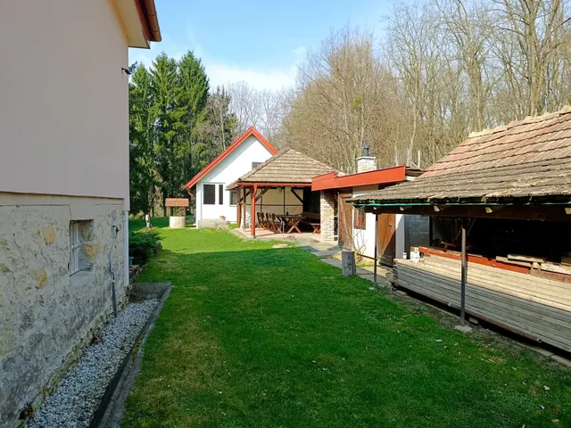 Eladó kereskedelmi és ipari ingatlan Bakonynána 230 nm