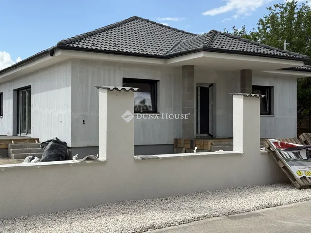 Eladó ház Sóskút 104 nm