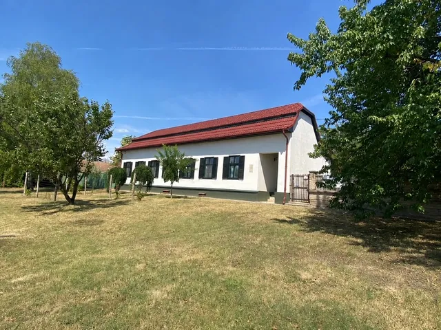 Eladó ház Lajoskomárom 200 nm