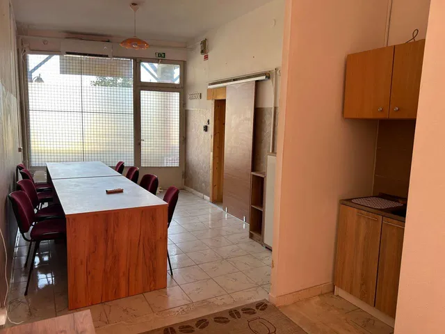 Kiadó kereskedelmi és ipari ingatlan Nyíregyháza, Belváros, Petőfi tér 17 nm