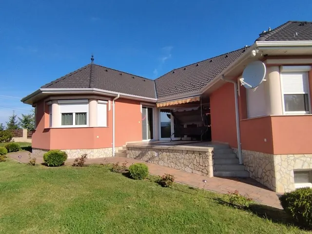 Eladó ház Bakonyszentlászló 220 nm