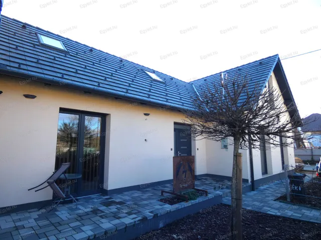 Eladó kereskedelmi és ipari ingatlan Budapest XVII. kerület, Rákoscsaba 120 nm