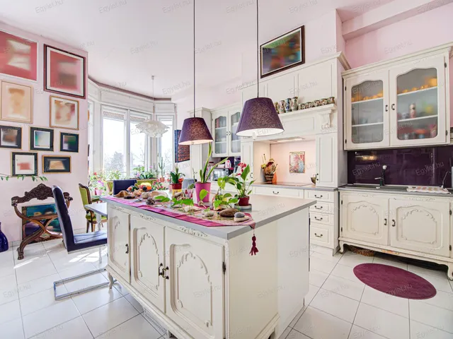 Eladó lakás Budapest II. kerület, Országút 160 nm