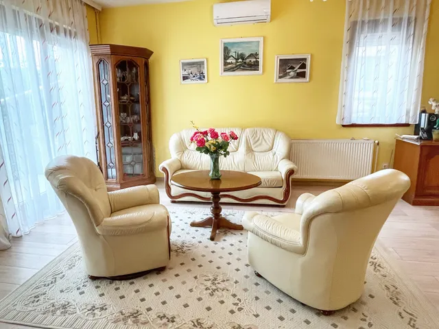 Eladó ház Üröm 195 nm