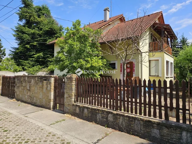 Eladó ház Göd, Fenyves utca 200 nm