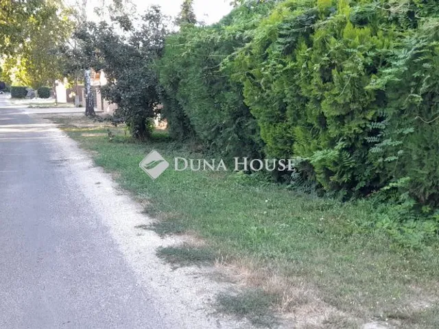Eladó telek Szolnok, Vénusz utca 585 nm