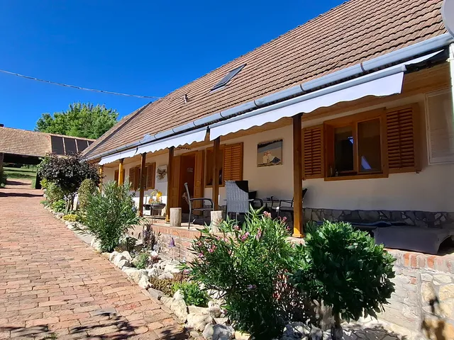 Eladó ház Almamellék 230 nm